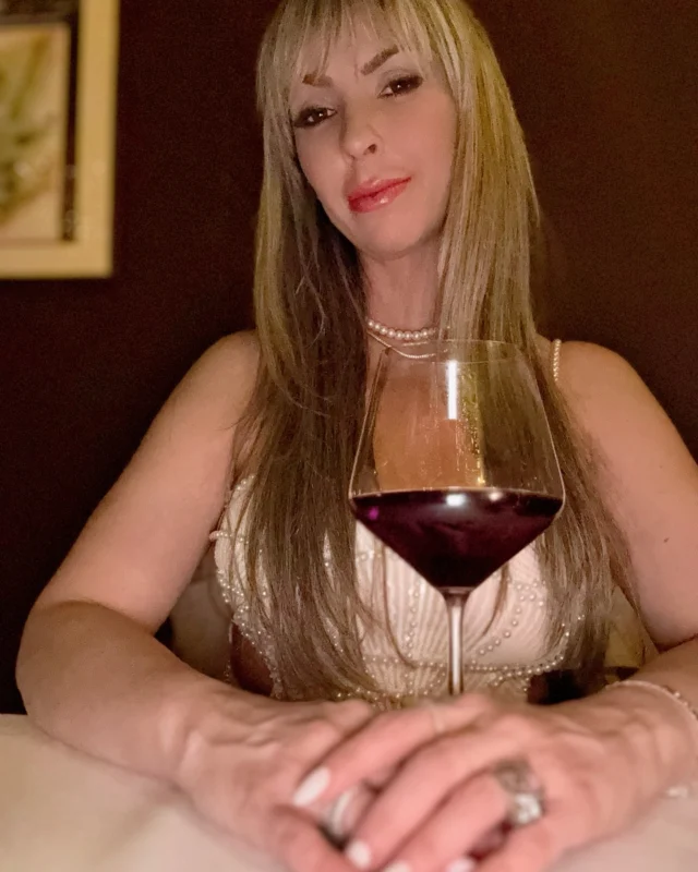 Slaying the solo game is an art! Don’t underestimate the strength of someone who can enjoy their own company, anywhere, anytime! 🙌 #ConfidenceIsKey #SoloAndLovingIt #MentalWealth @lagiostrafirenze
